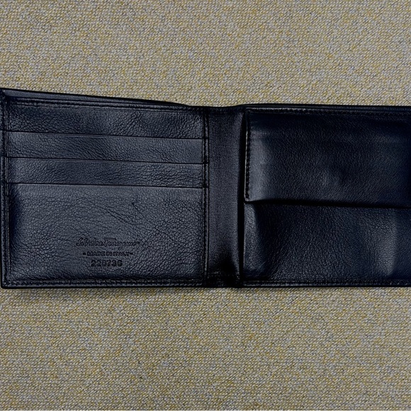 Salvador Ferragamo black bifold wallet. - Picture 3 of 9